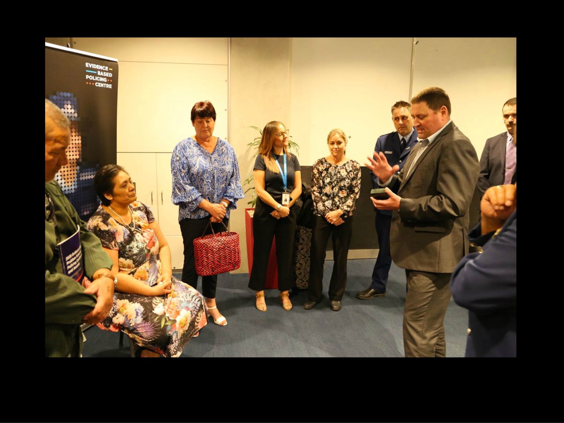 Gifting Jewel Reti a tonga