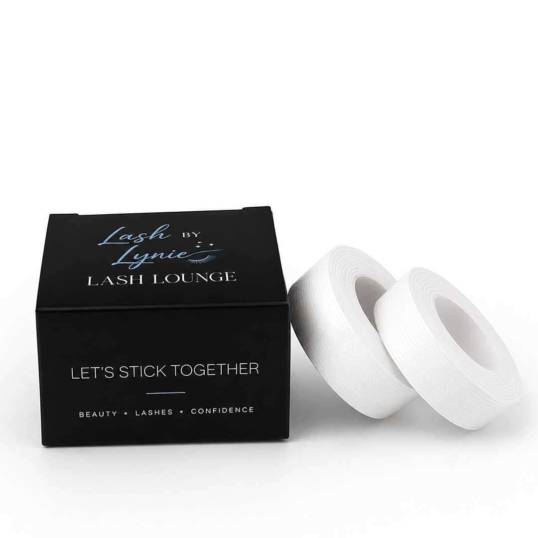 Zwarte doos wimperlijm met twee witte lijmringen op een witte achtergrond.