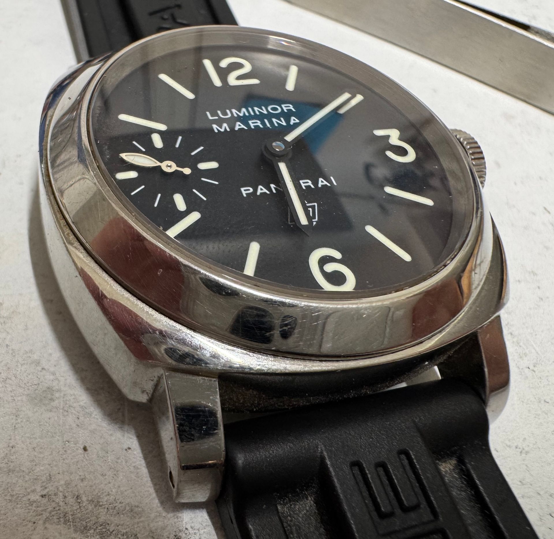 Een Panerai Luminor Marina polshorloge met een zwarte wijzerplaat en een zwarte rubberen band