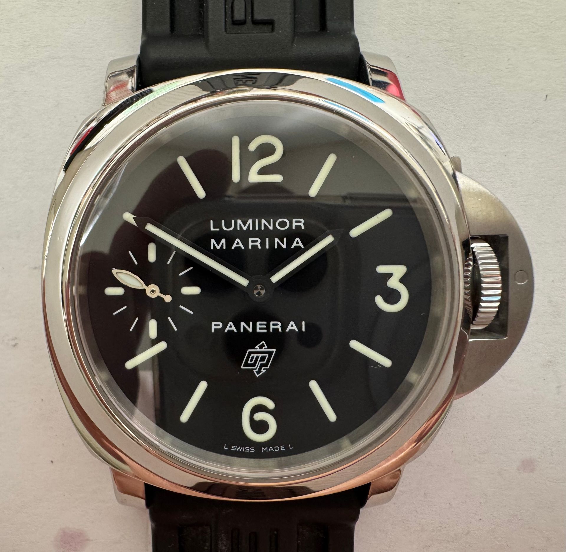 Een Panerai Luminor Marina horloge met een zwarte wijzerplaat, een metalen kast, Arabische cijfers 