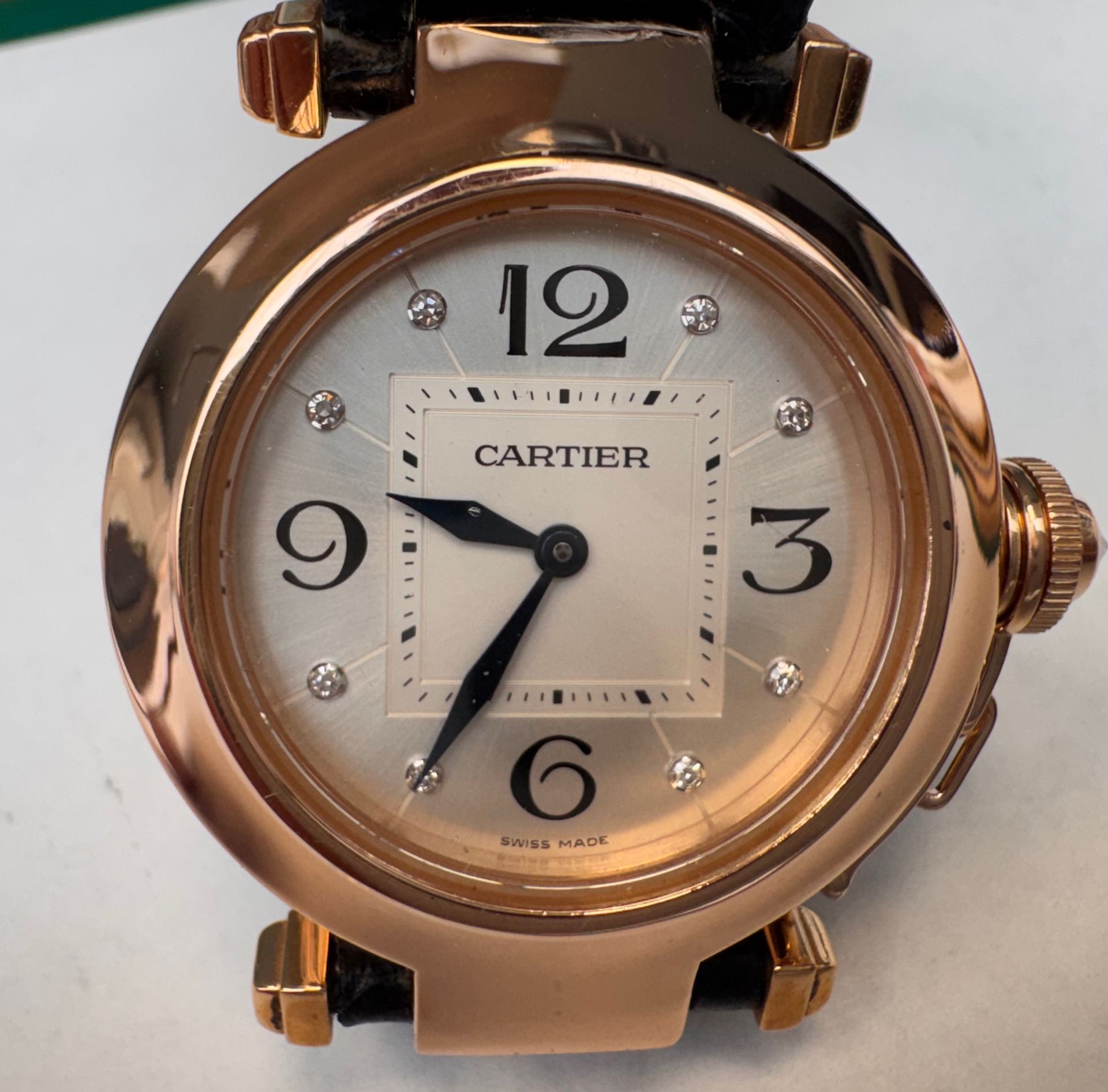 Roségouden Cartier Pasha horloge met een zilveren wijzerplaat, diamanten indexen, zwarte wijzers 