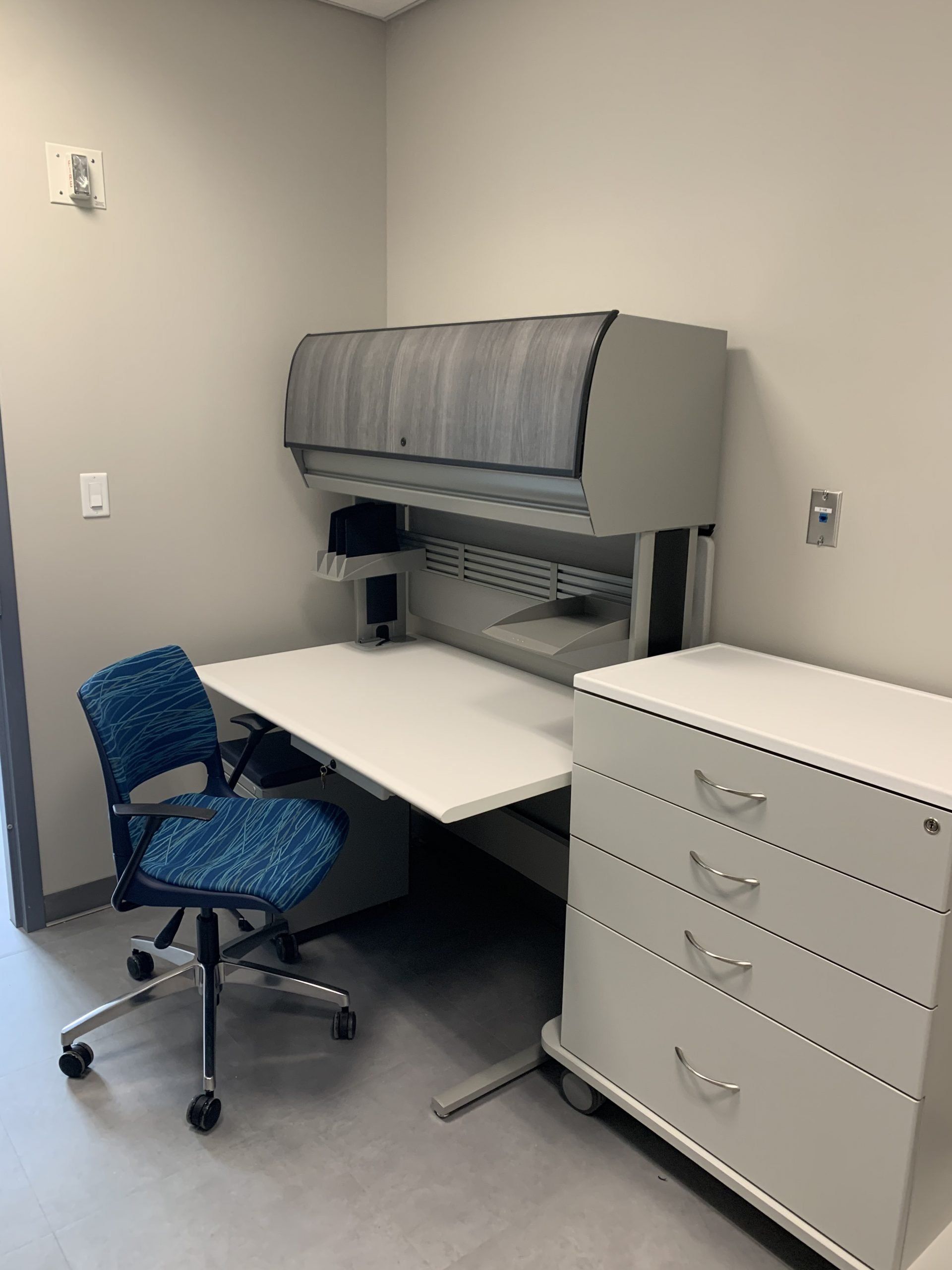 A small office with a desk and a chair