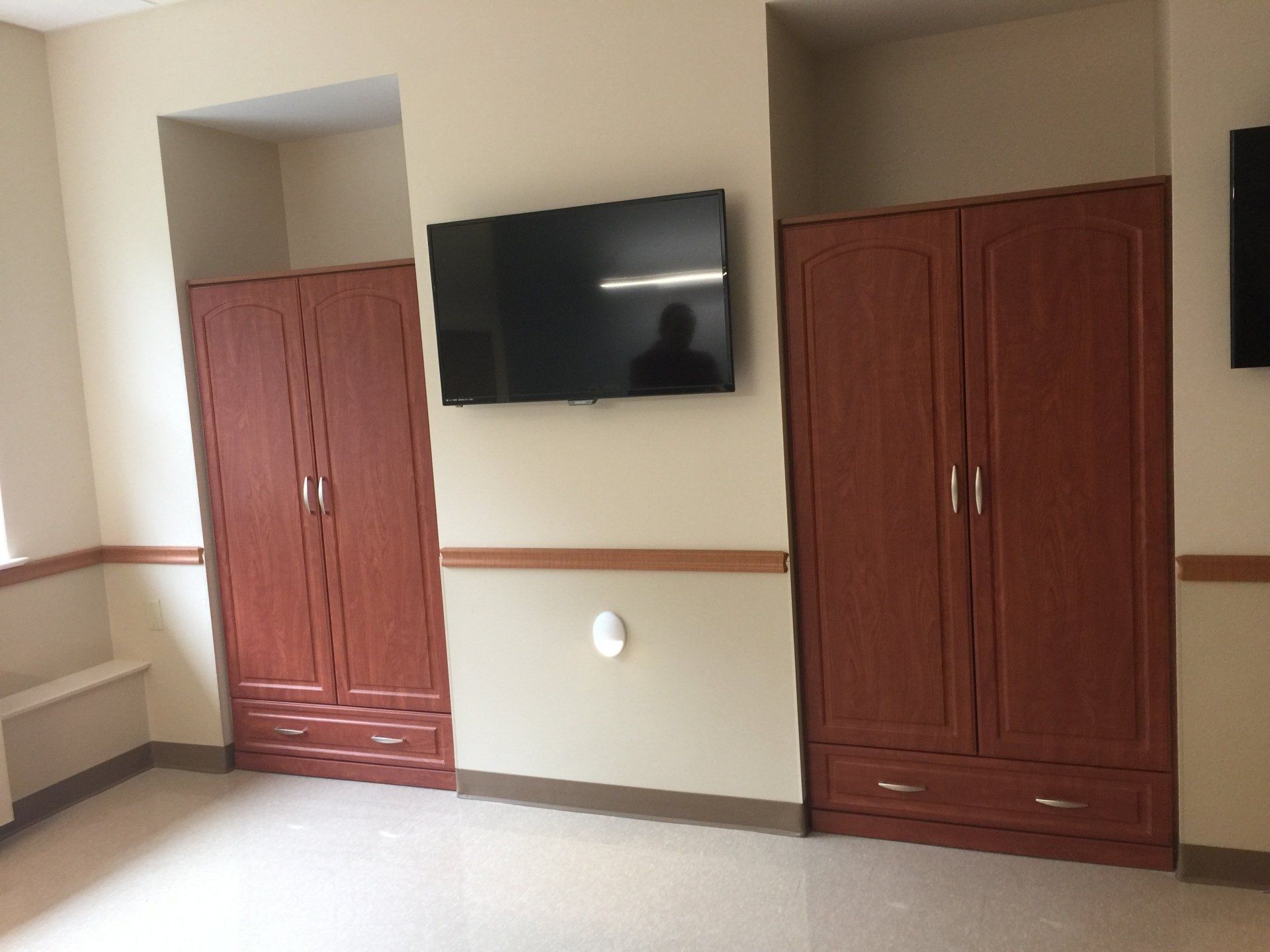 A room with a flat screen tv on the wall