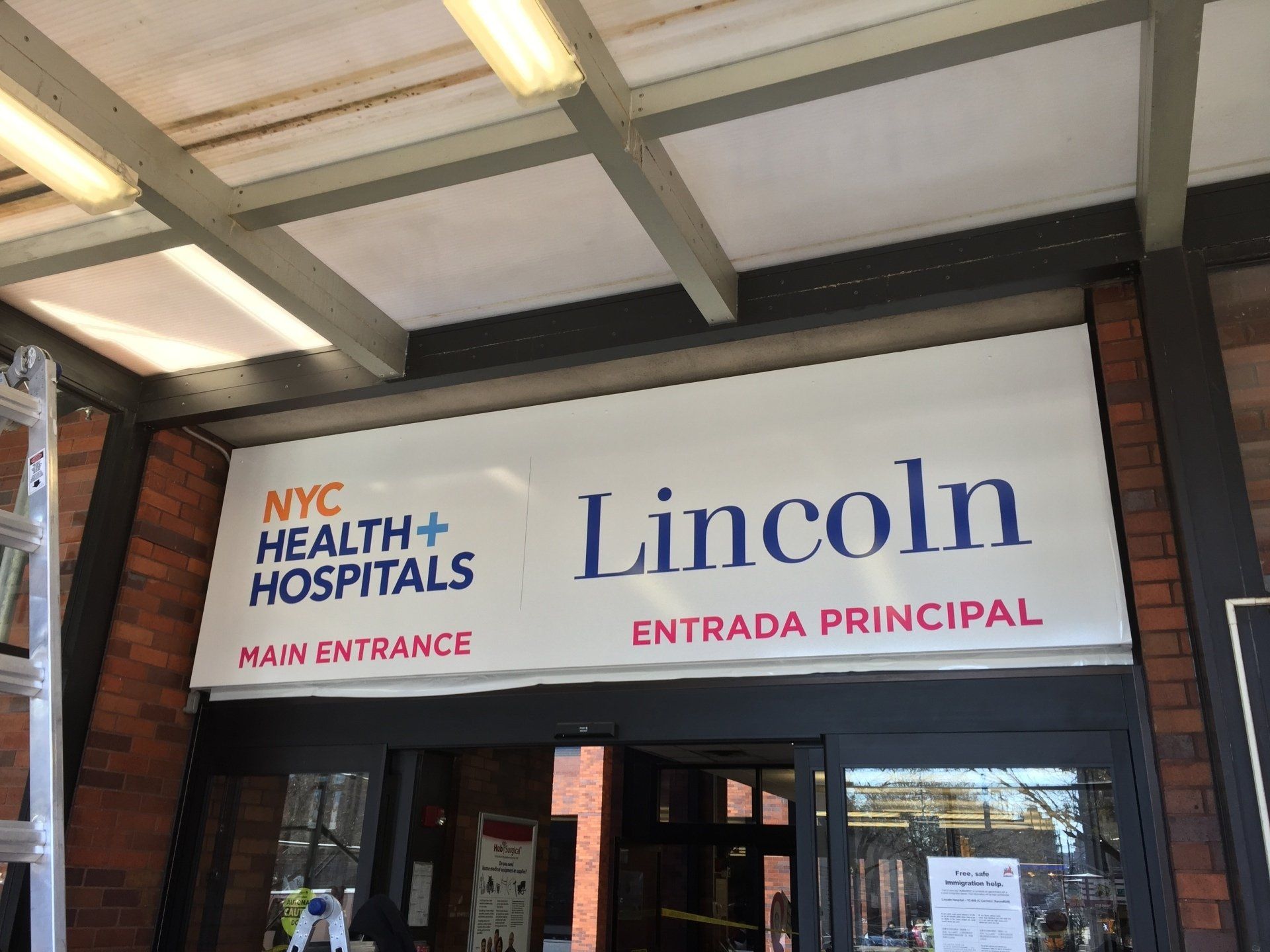 The entrance to the lincoln hospital in new york city