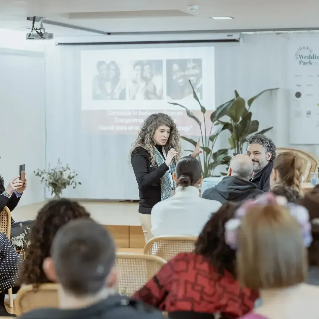 Una mujer está dando una presentación a un grupo de personas