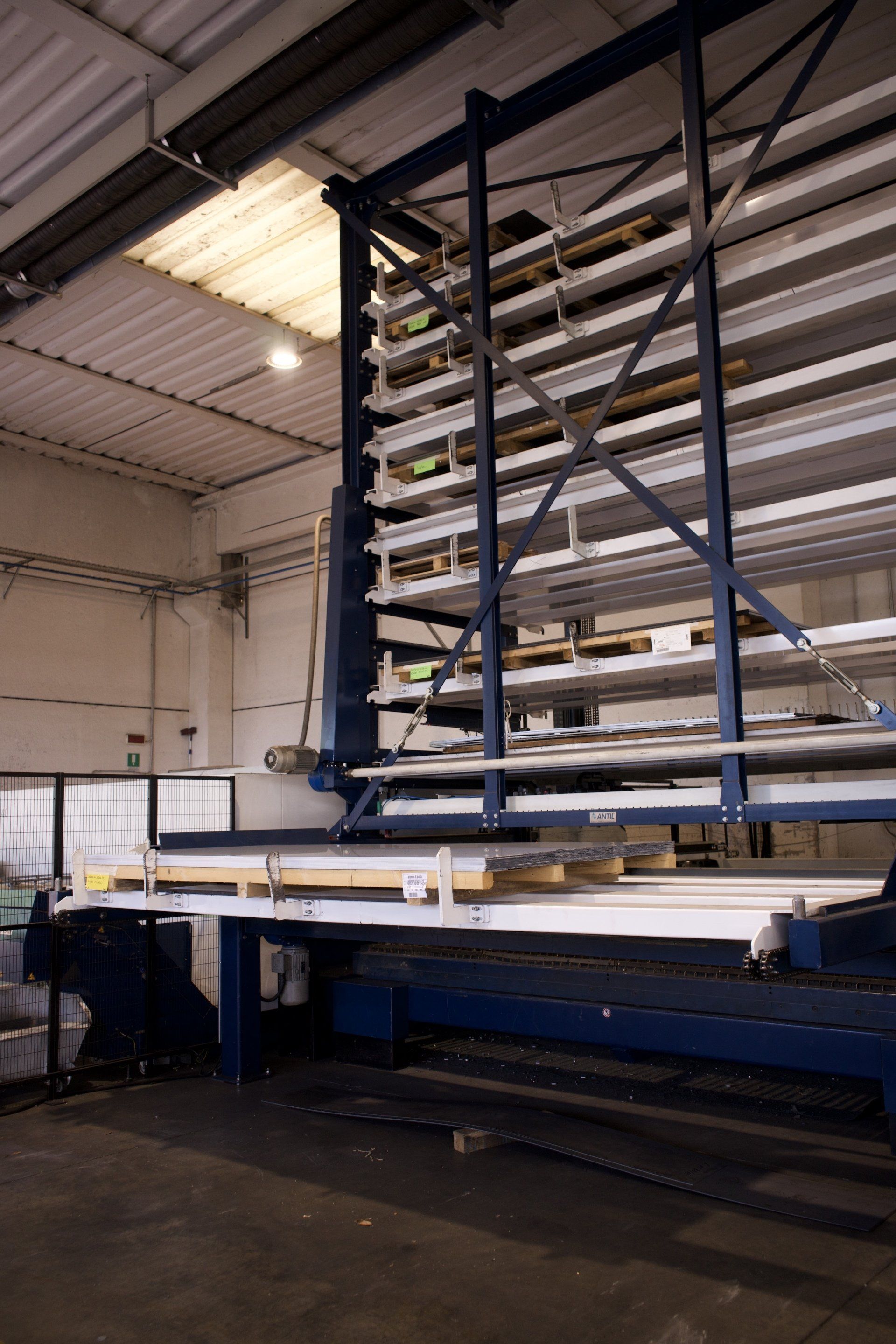 Macchinario per taglio lamiere a Pavia di Udine