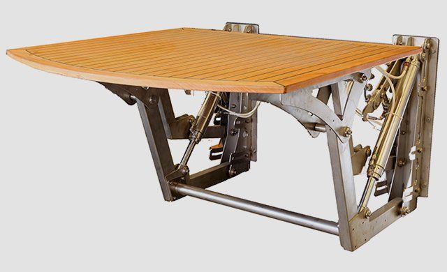 Pair of lifting arms for hydraulic platform