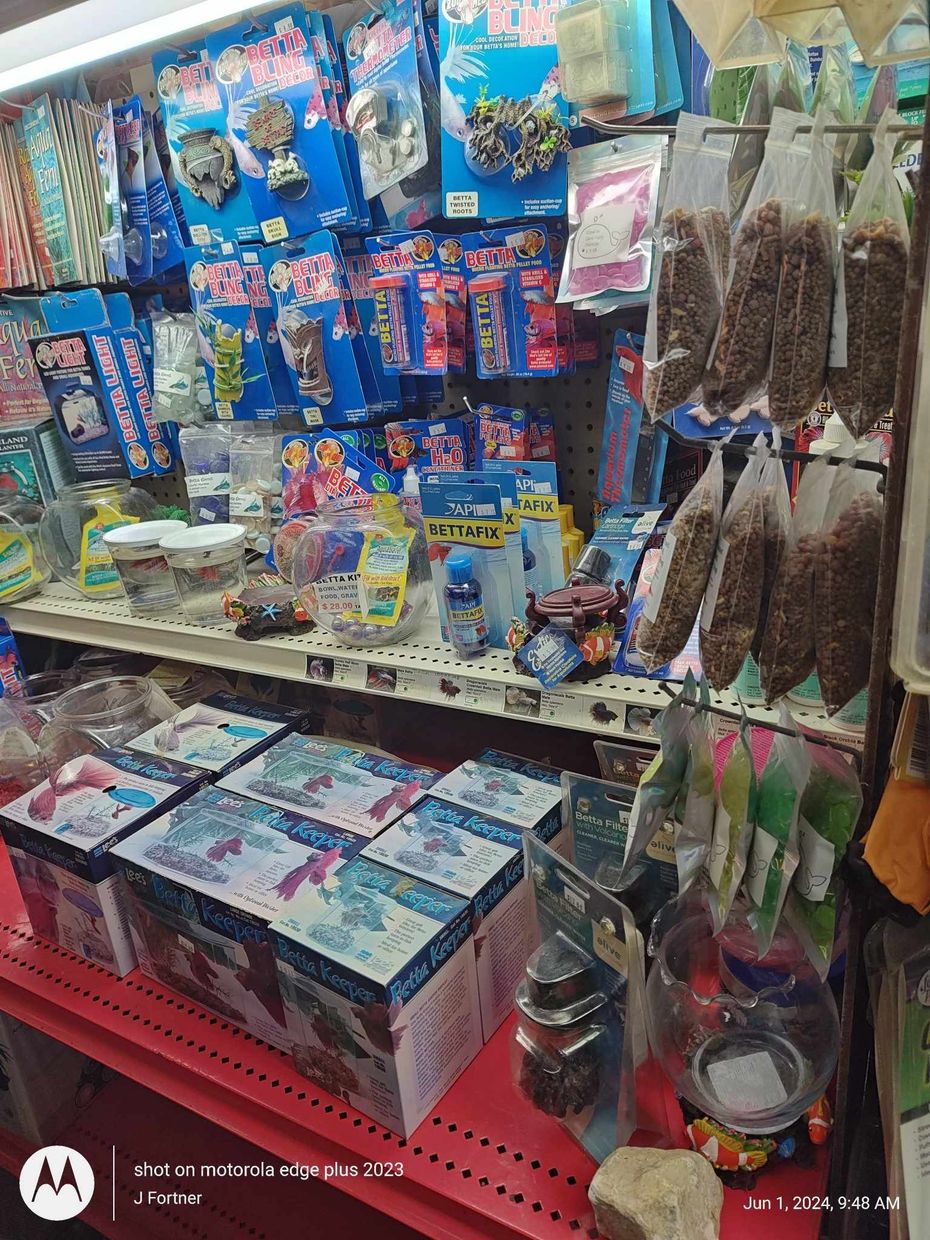 Paws-N-Claws Abilene KS Treat Isle
