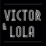 Le logo de victor et lola est blanc sur fond noir.