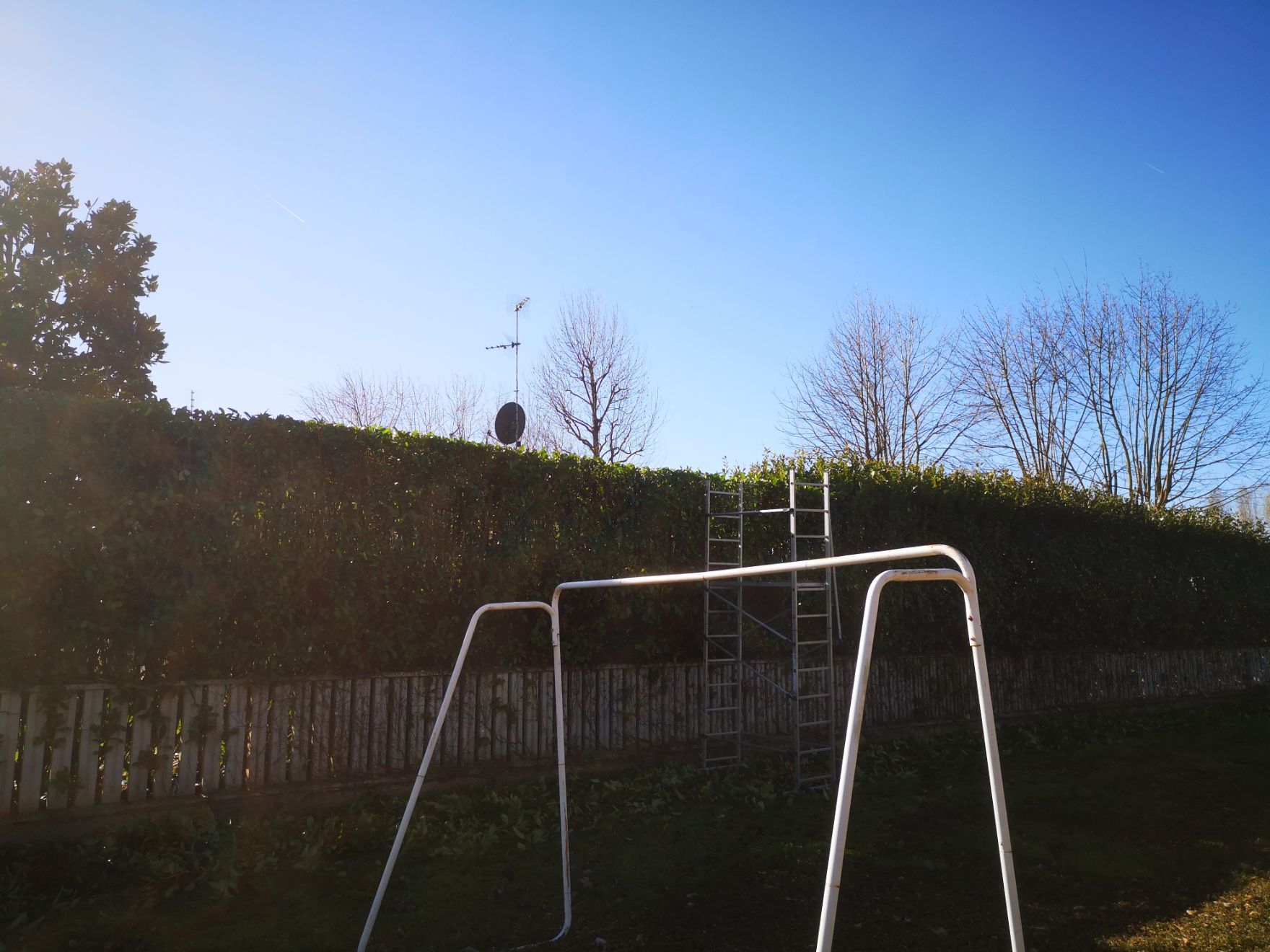 campo da calcetto con siepe curata