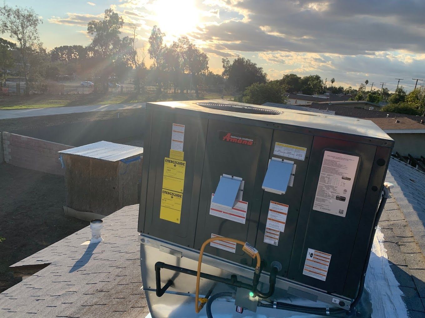 A large air conditioner is sitting on top of a roof.