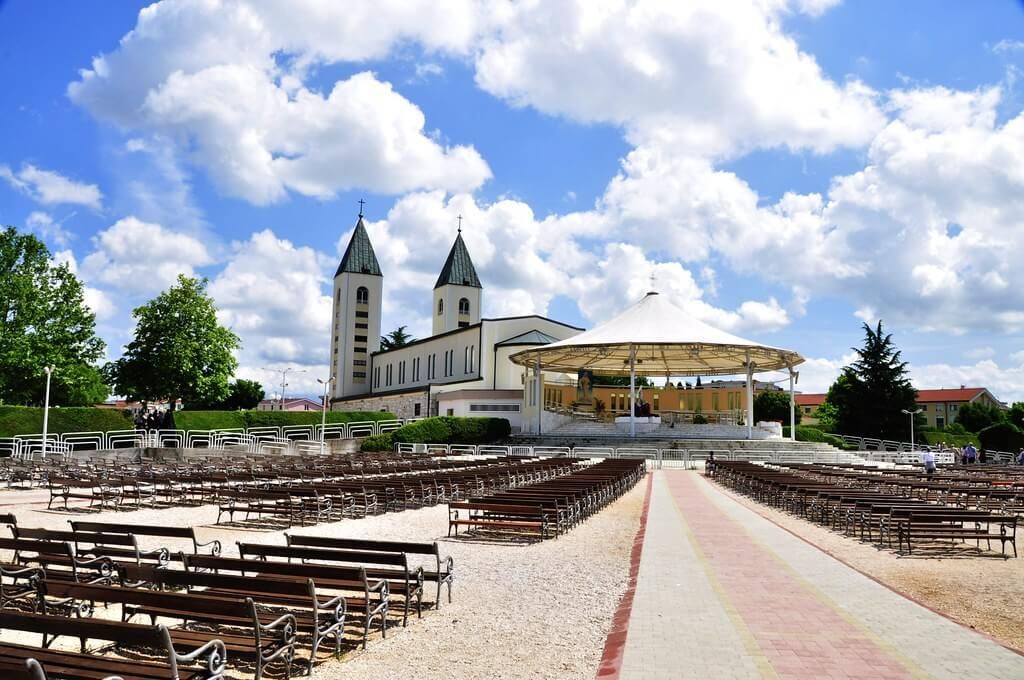 Una iglesia con dos torres y un mirador delante de ella.