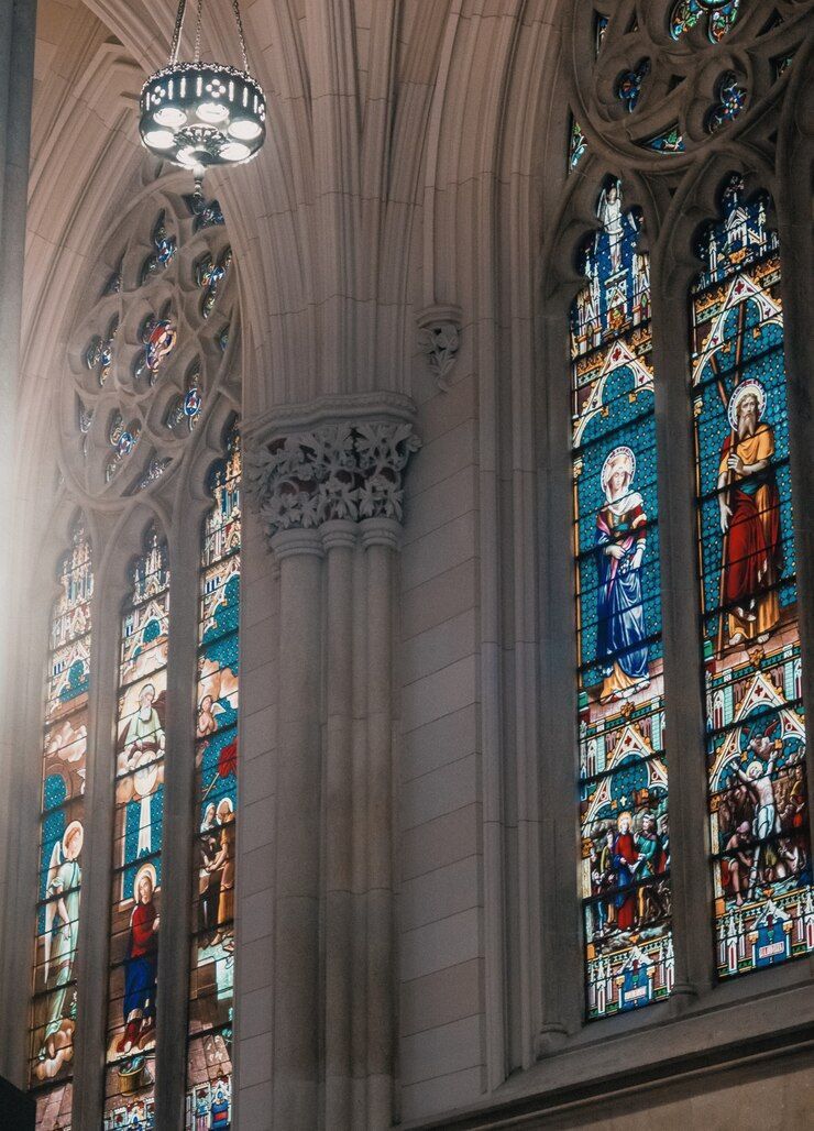 Hay muchas vidrieras en la iglesia.