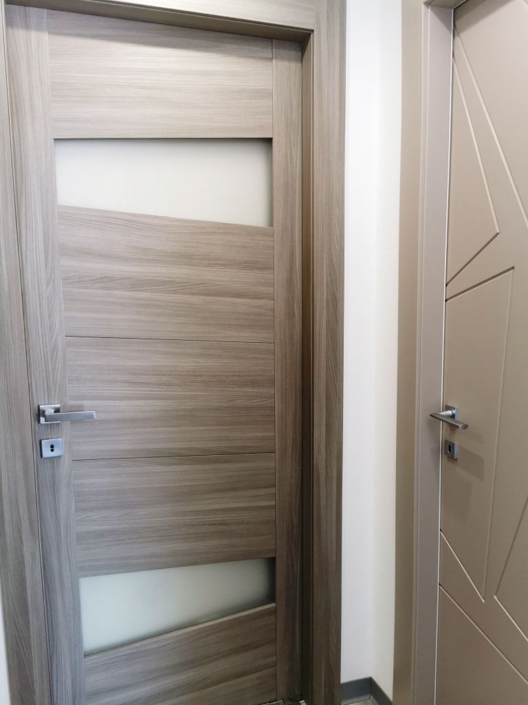 una casa bianca con un tettoia in legno