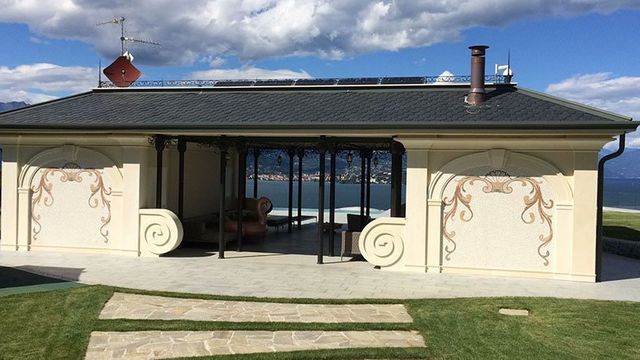 abitazione con copertura in materiale resistente