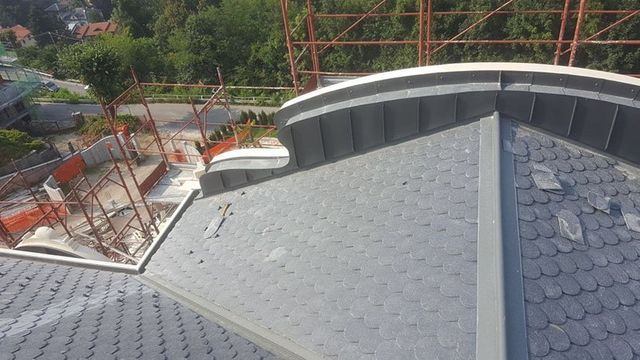 intervento per la posa di copertura edile