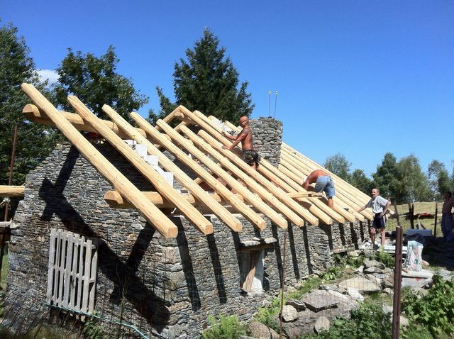 posa di copertura in legno per una casa