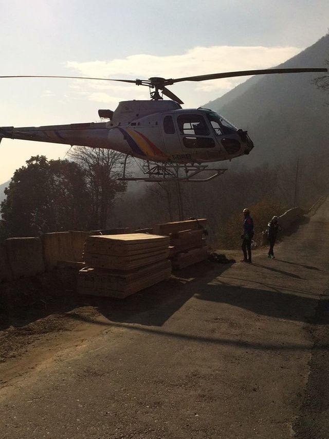 trasporto materiale in legno con elicottero