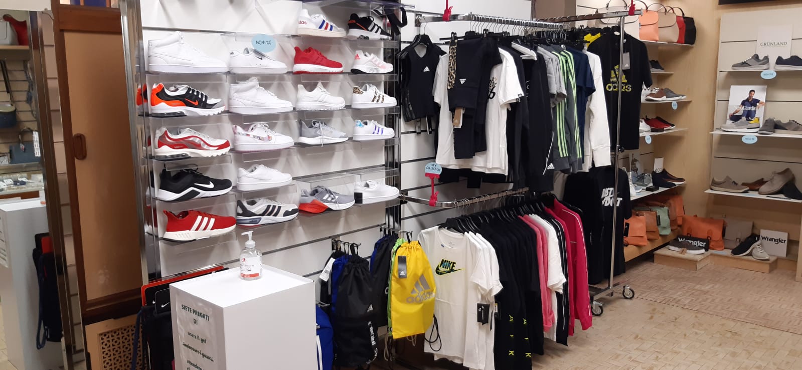 Un negozio pieno di vestiti e scarpe.