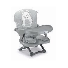 Un seggiolone grigio con un orsetto sopra su uno sfondo bianco.