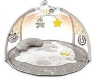 Un tappetino da gioco per bambini con un orsacchiotto sopra.