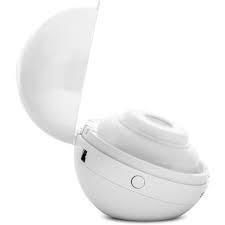 Un umidificatore bianco con il coperchio aperto su uno sfondo bianco.