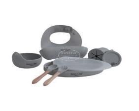 Un set di piatti, ciotole, cucchiai e un bavaglino su uno sfondo bianco.