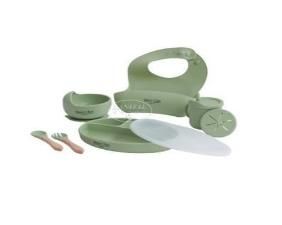 Un set di piatti, ciotole, cucchiai e bavaglini per bambini.