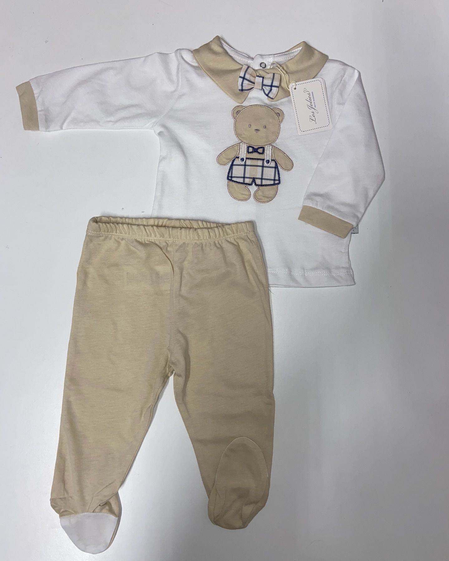 Un vestito da neonato con un orsacchiotto sopra