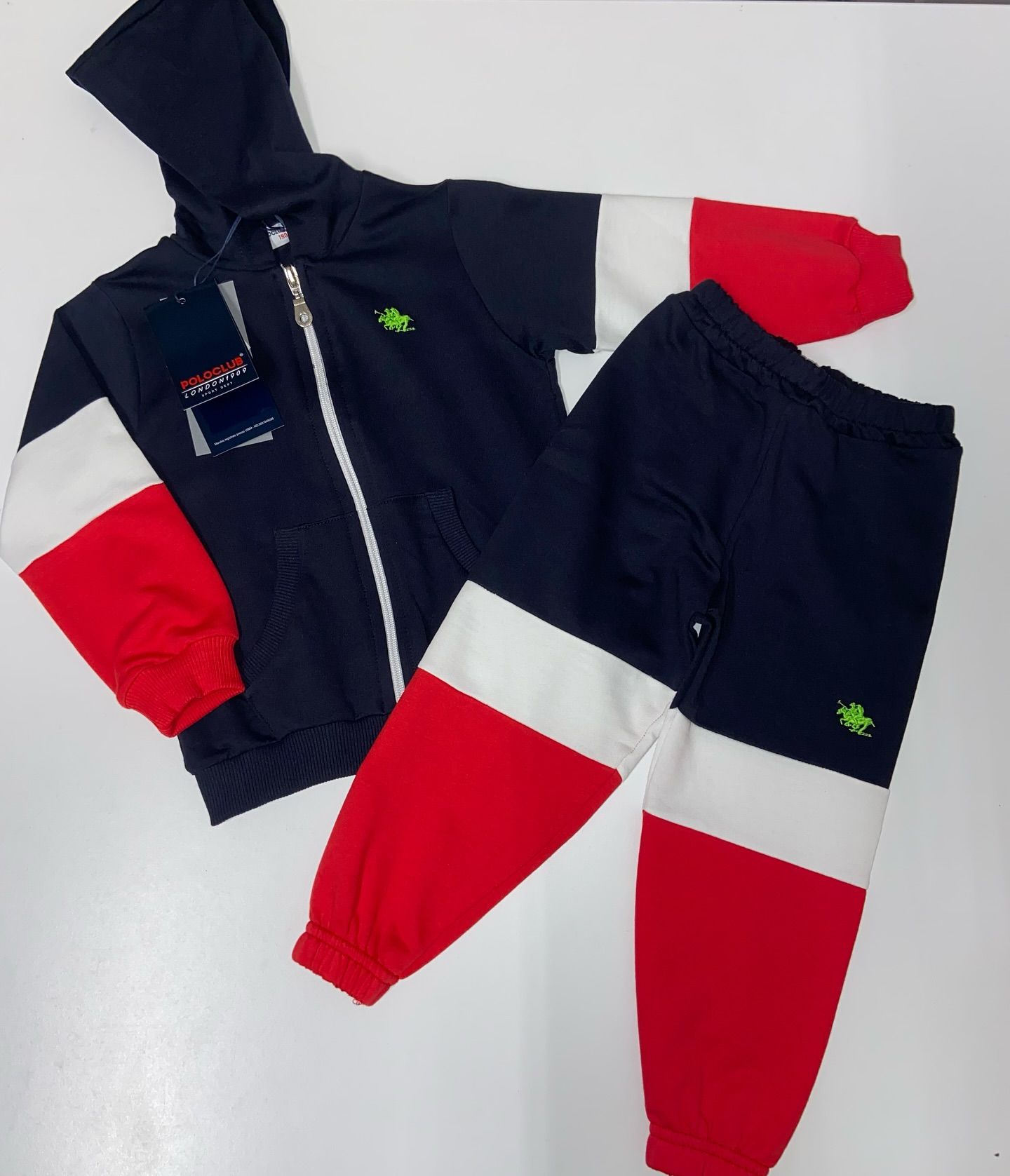 Una tuta rossa, bianca e blu con cappuccio