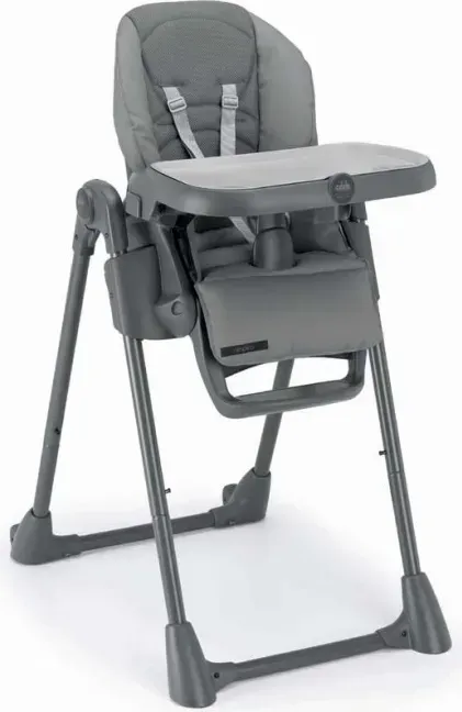 Un seggiolone grigio con un vassoio su uno sfondo bianco.