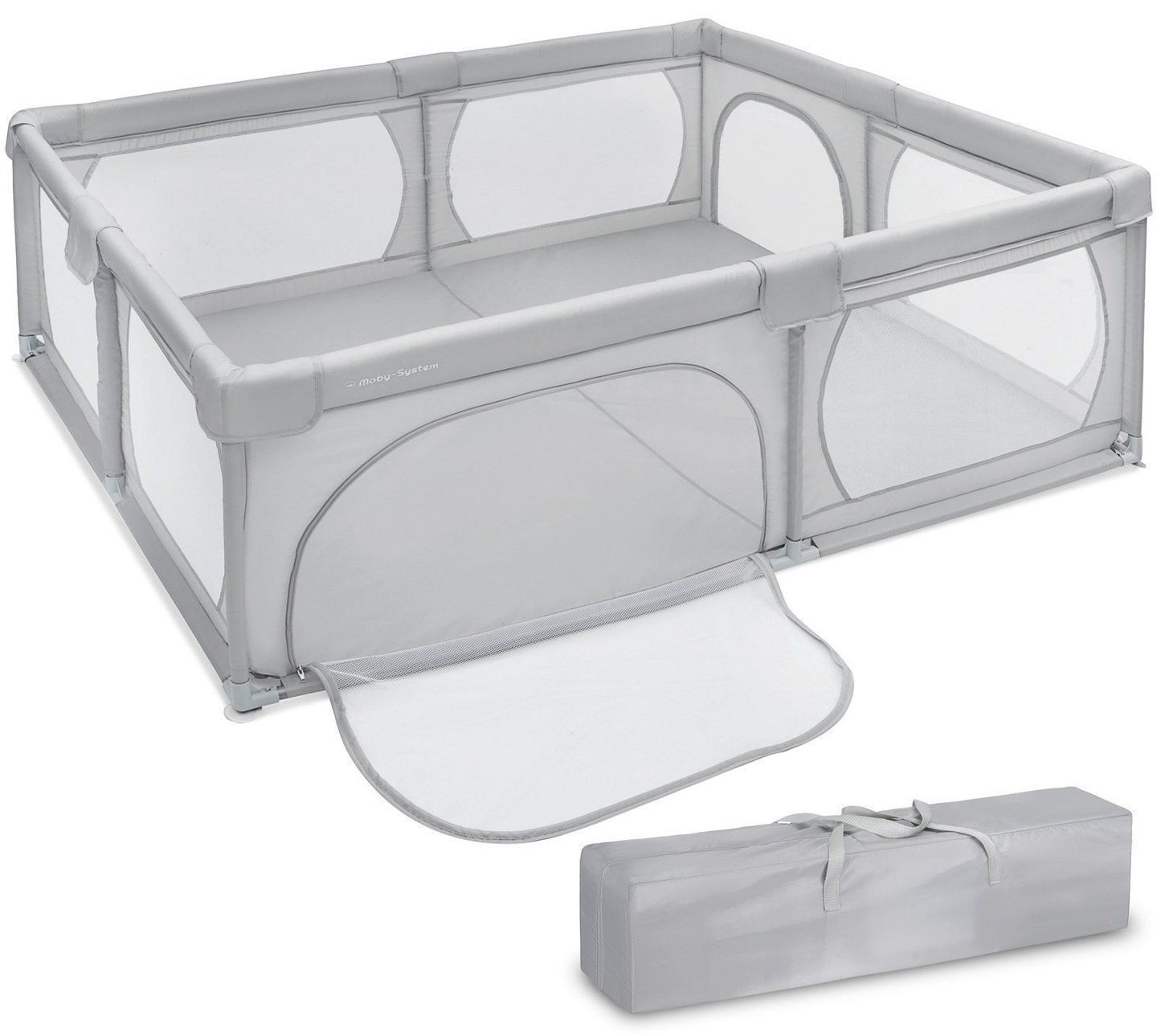 Una recinzione grigia per bambini con una borsa attaccata.