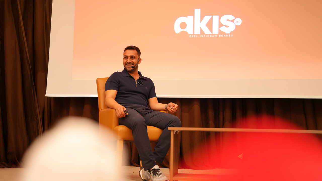 Akış360 kurucusu Gökhan Akbulut, iş gücü planlamasında dijital dönüşüm üzerine konuşma yaparken.