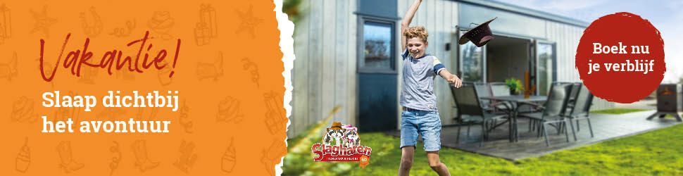 Een jongen die het duidelijk naar zijn zin heeft in Slagharen. Het gevoel van vakantie!