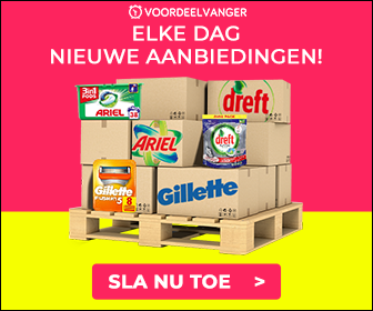 Een houten pallet gevuld met dozen van Ariel, Gillette en Dreft.