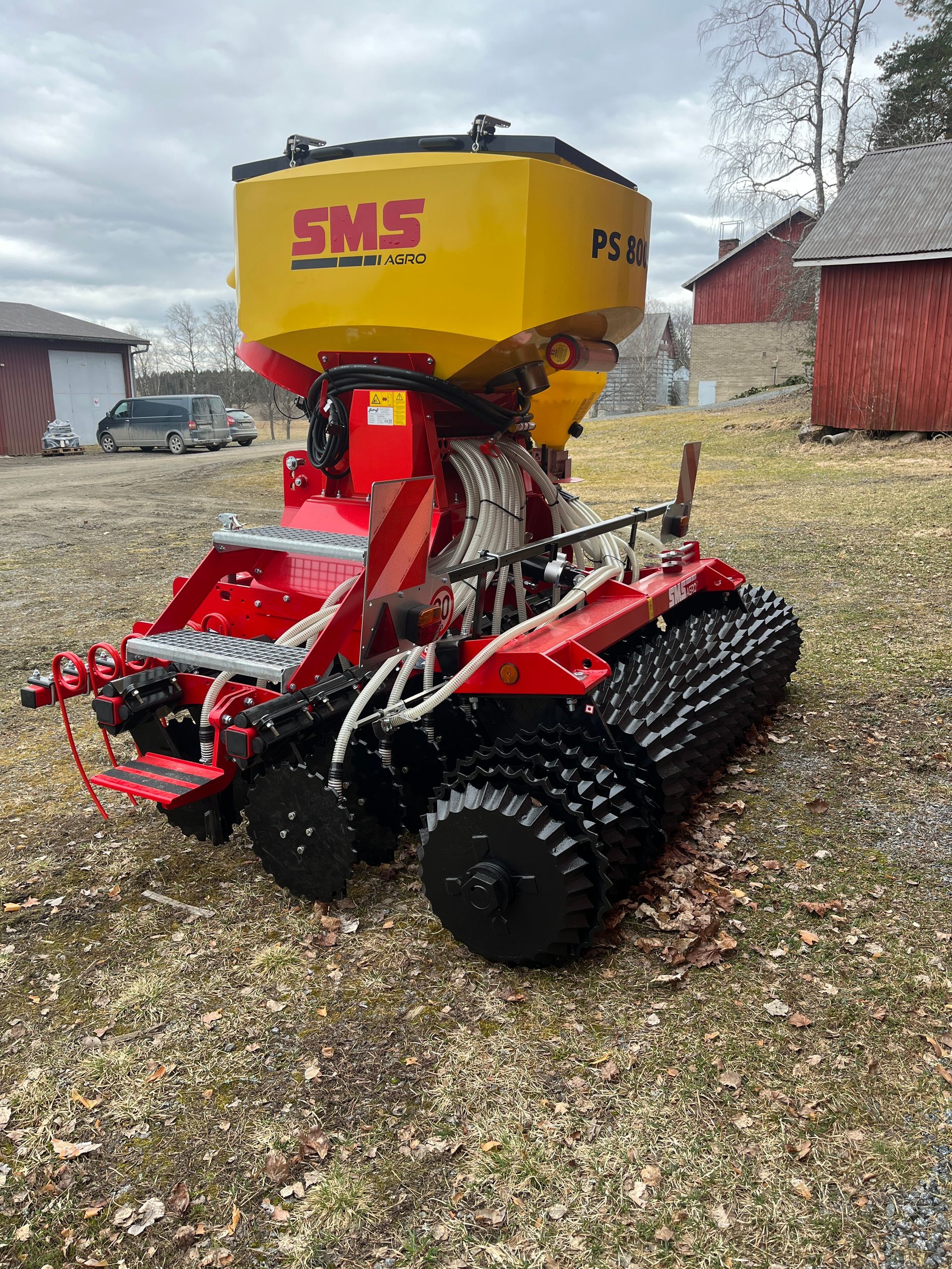 Smartseeder kylvökonen vasemmalta sivulta. Portaat ja hyvät työskentelytasot. 