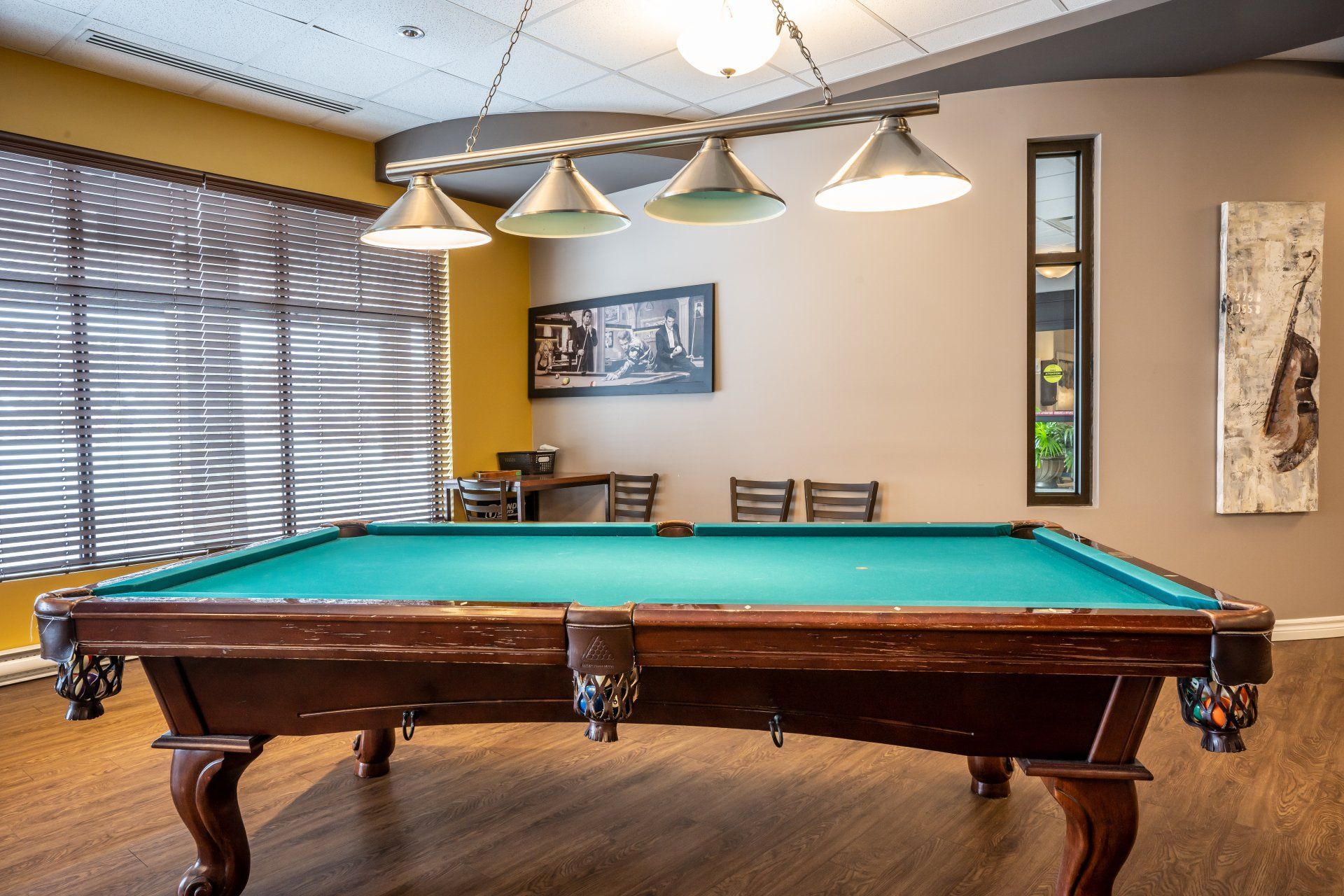 Il y a une table de billard au milieu de la pièce.