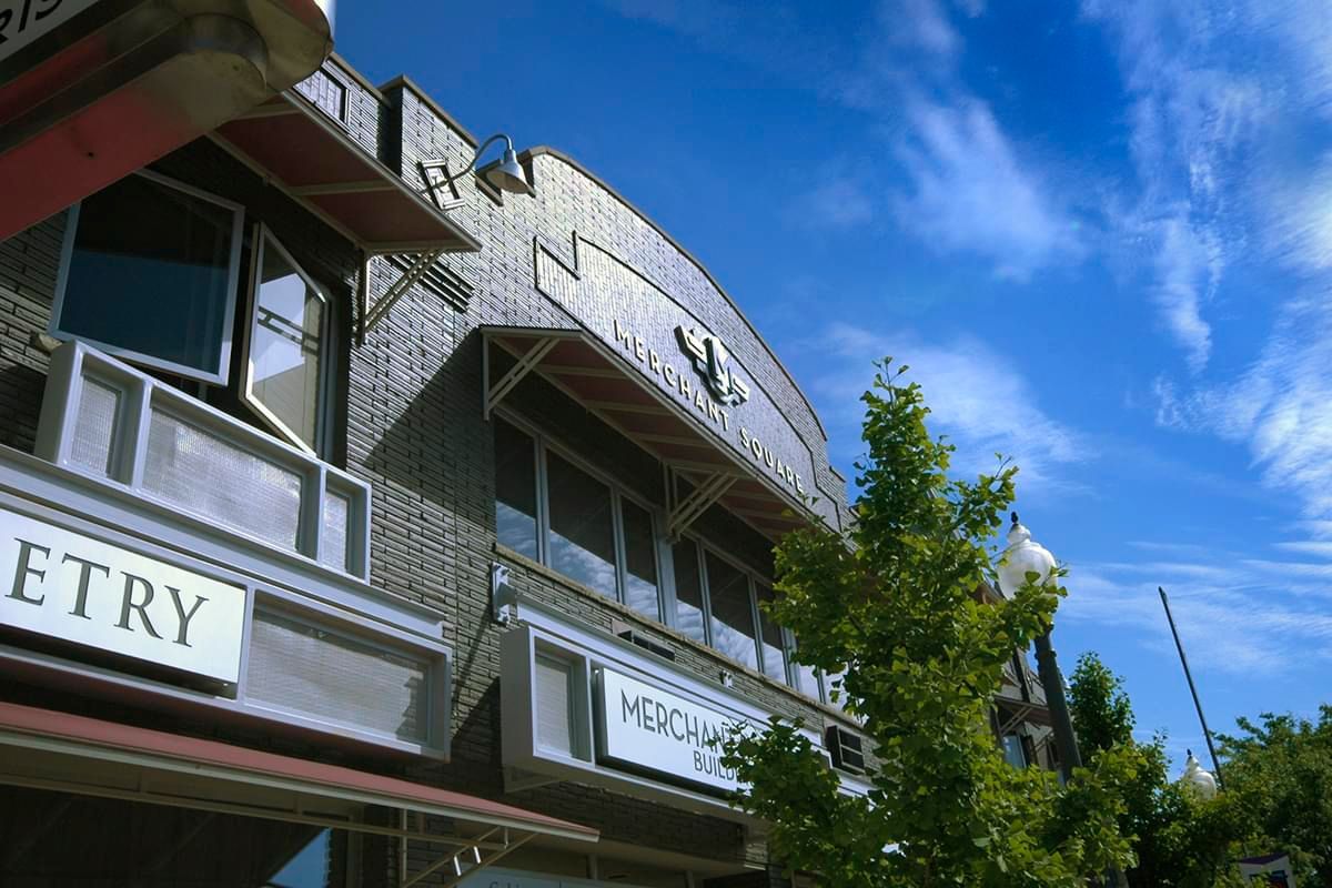 A building with a sign that says etry on it