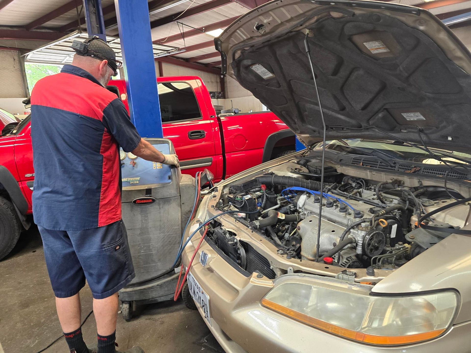 Mechanic Performing A/C Service on Vehicle | Advanced Tire & Auto Service