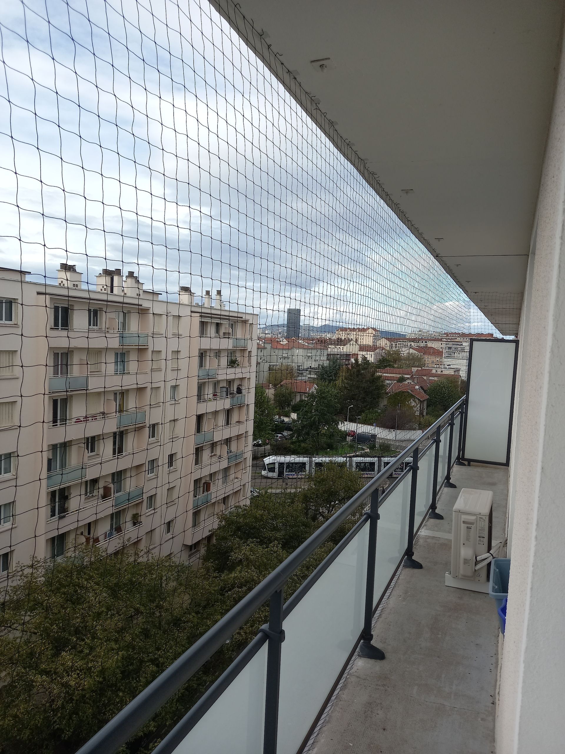 Un balcon avec vue sur une ville et des bâtiments