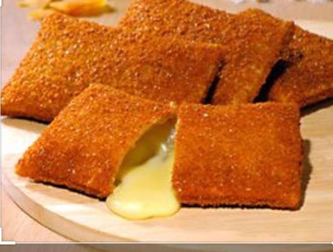 Goudbruine, gefrituurde,kaassouffle met uitlopende gesmolten kaas