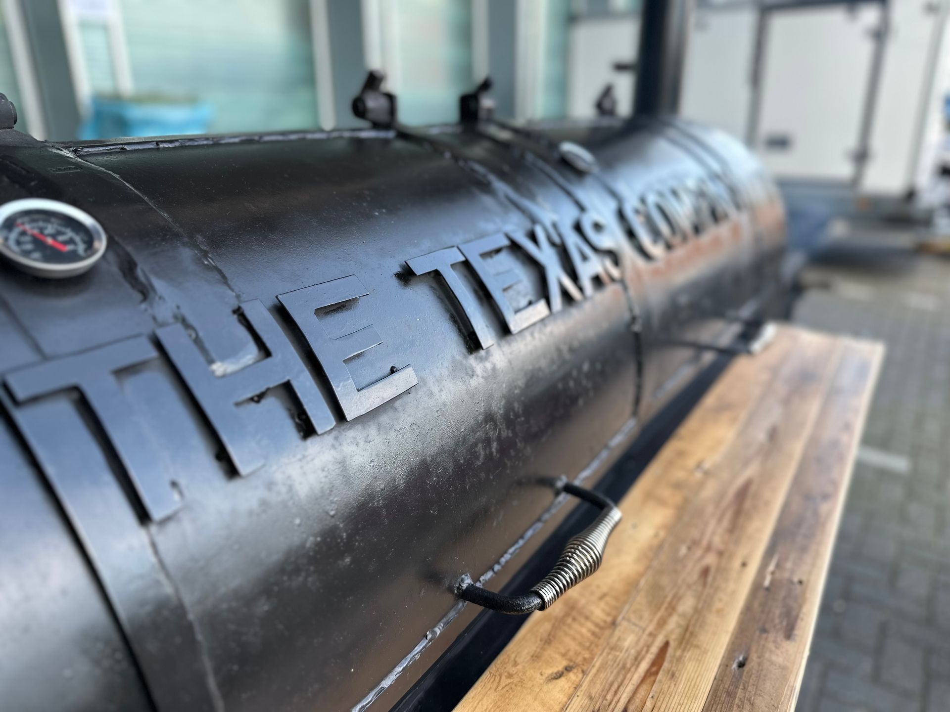 Zwarte rookgrill met de tekst