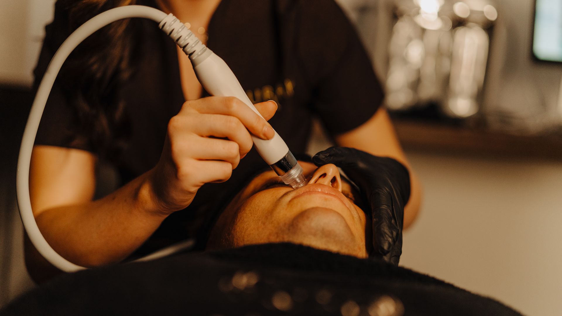 At Aurah, we specialise in non-invasive skin rejuvenation, offering advanced laser solutions