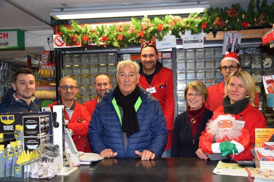 personale del negozio di ferramenta