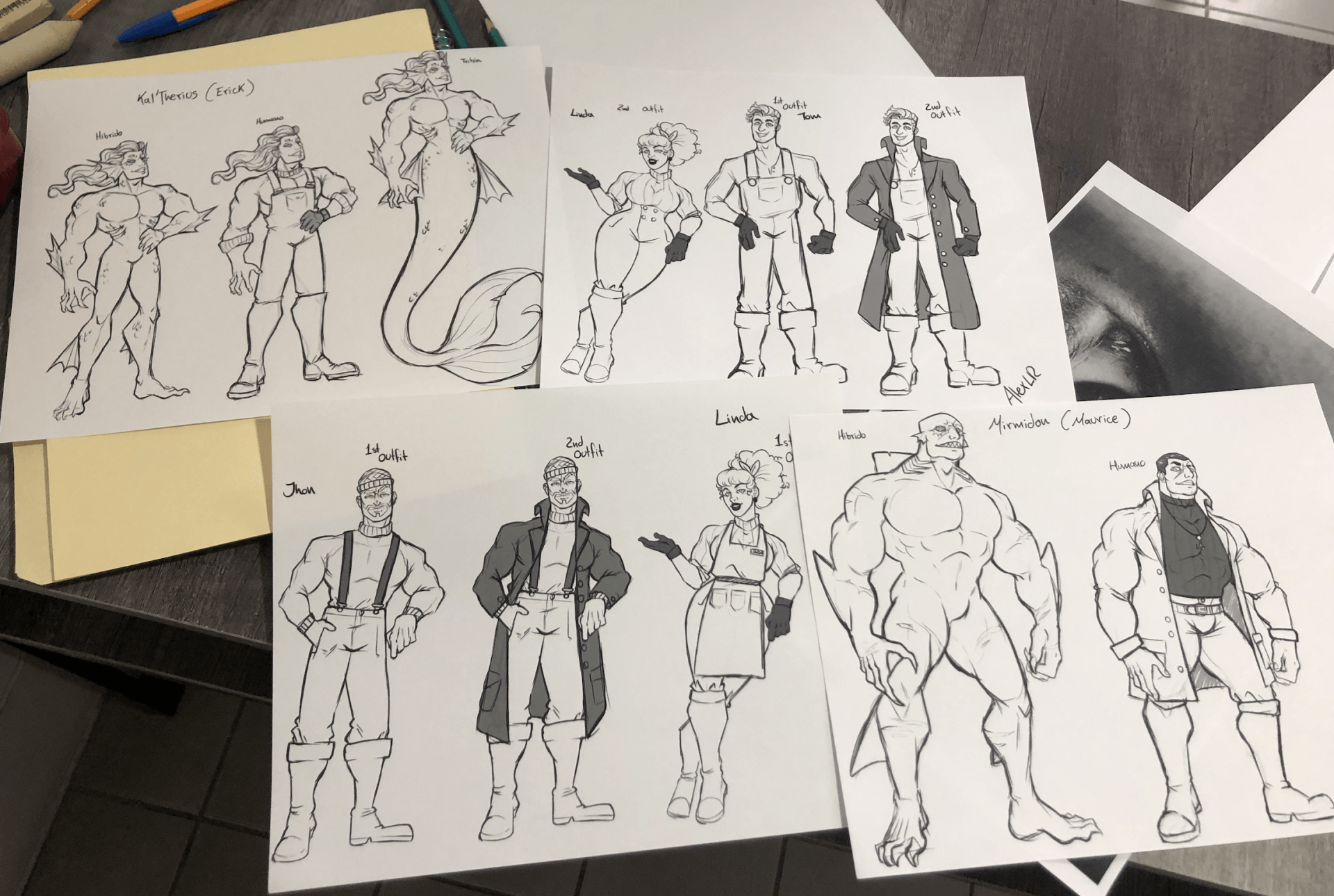 Un montón de dibujos sobre una mesa con uno que dice 'Hulk'.