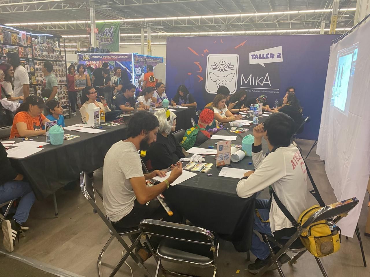 Un grupo de personas están sentadas alrededor de una mesa en una convención.