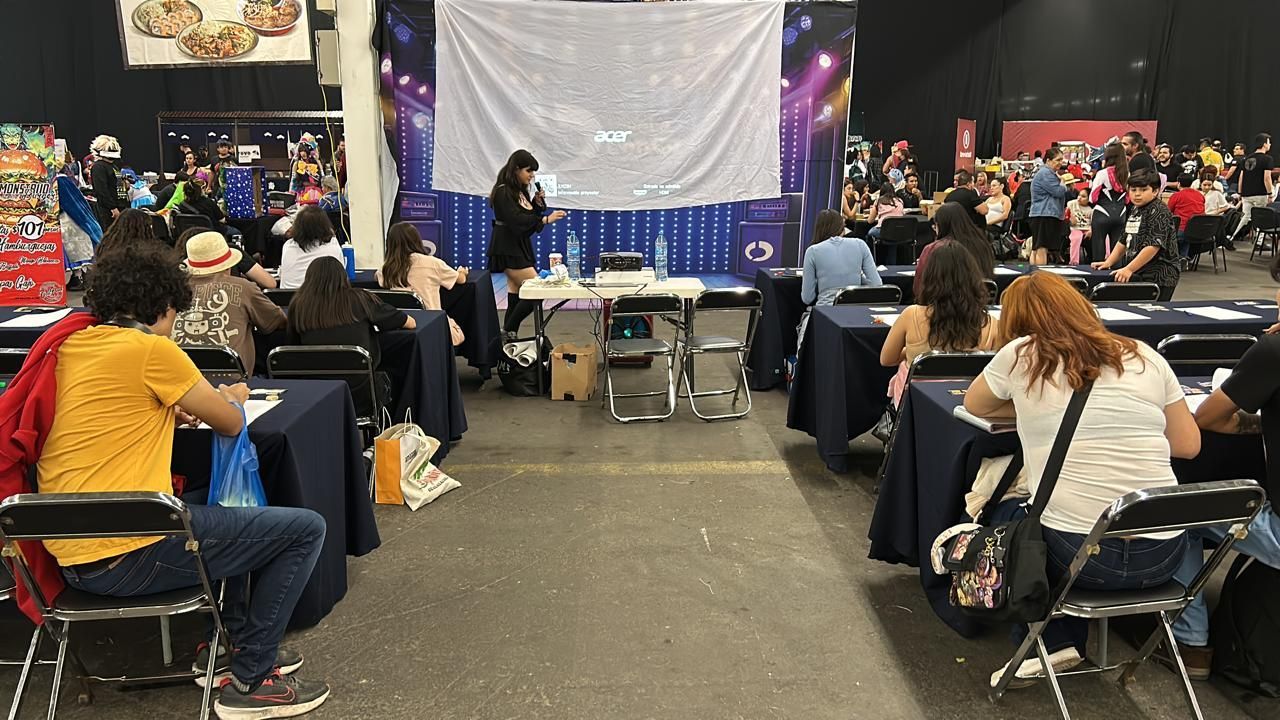 Un grupo de personas están sentadas en mesas en una convención.