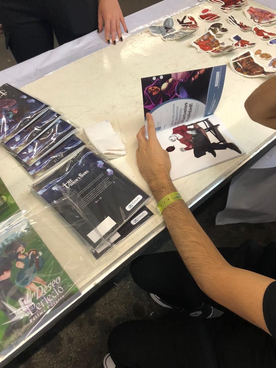 Un hombre está sentado en una mesa sosteniendo un trozo de papel con una imagen de Superman.