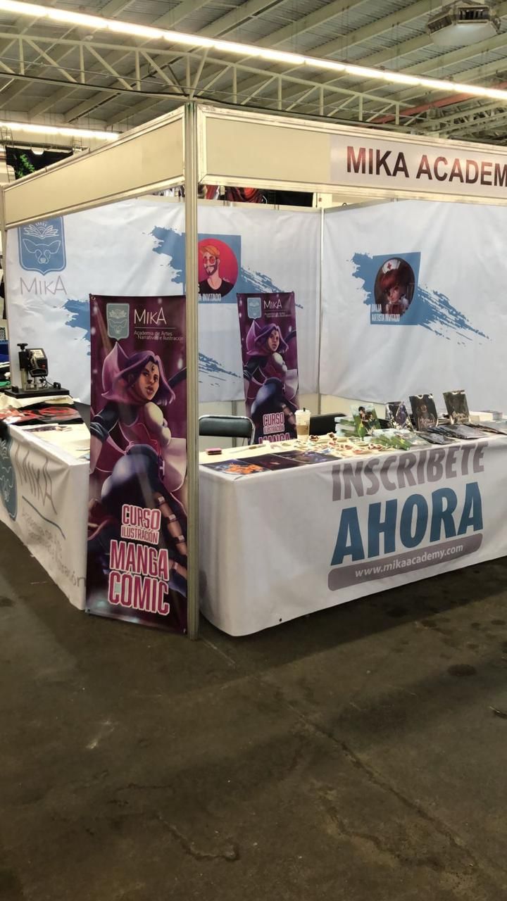 Una mesa con un cartel que dice ahora