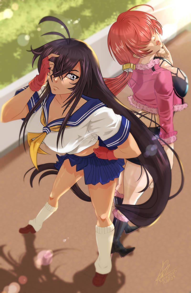 Dos chicas de anime están paradas una al lado de la otra en una acera.